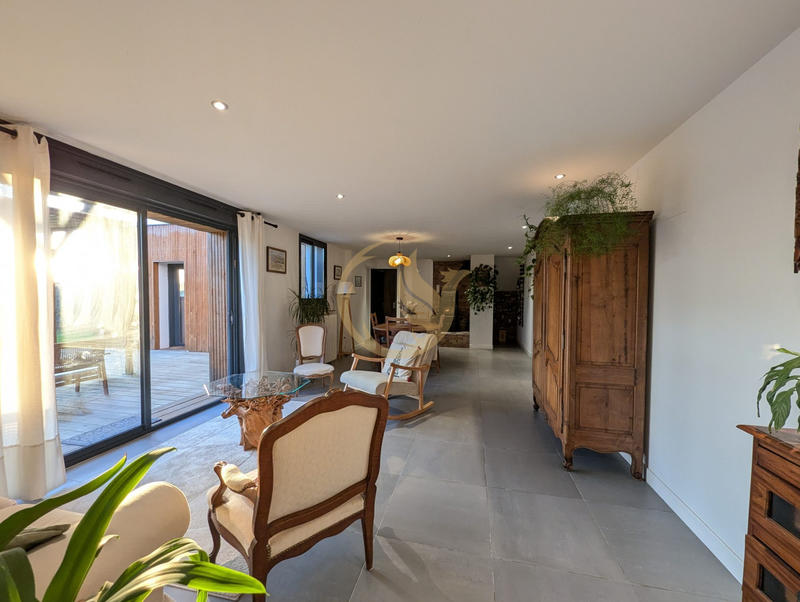 Maison - 230 m² - 8 pièces