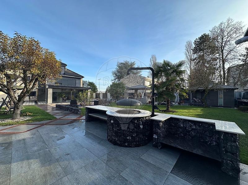 Maison - 255 m² - 6 pièces