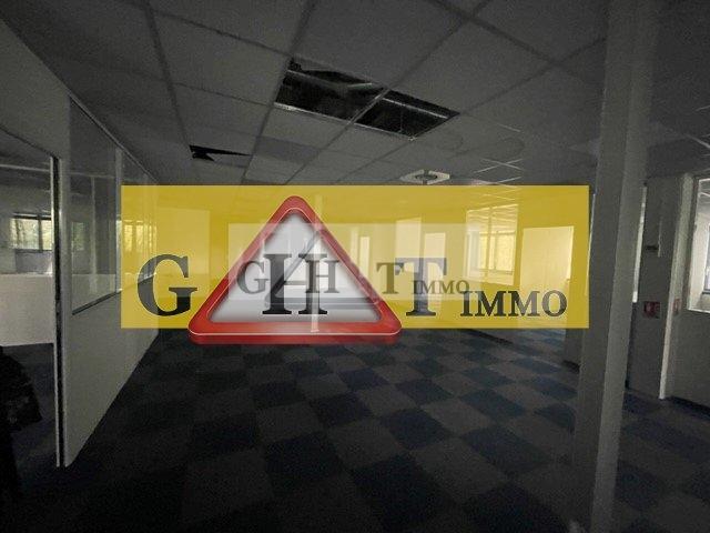 Entrepôt - 1 831 m²