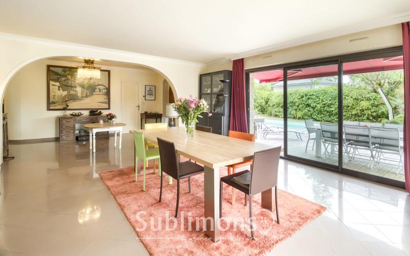 Maison - 305 m² - 6 pièces