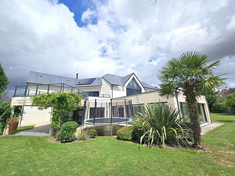 Maison - 530 m² - 10 pièces