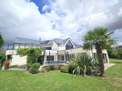 Maison - 530 m² - 10 pièces