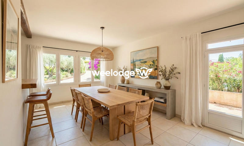 Maison traditionnelle - 225 m² - 9 pièces