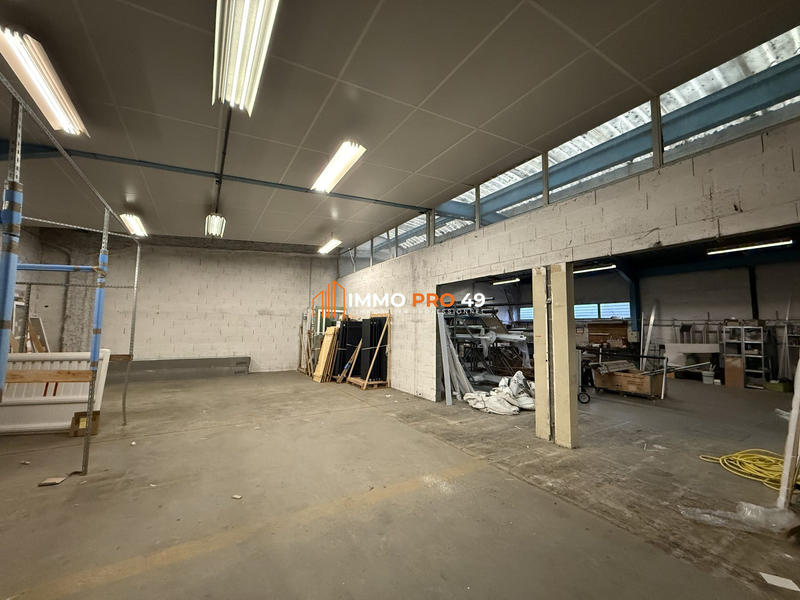 Local d'activités - 1 127 m²