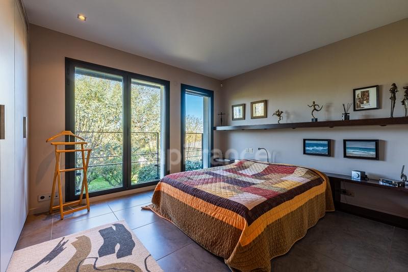 Maison - 228 m² - 8 pièces