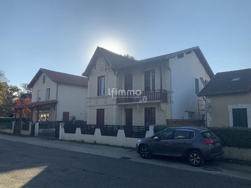 Maison - 240 m² - 8 pièces