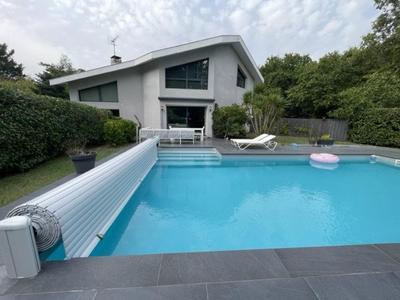 Maison - 300 m² - 11 pièces