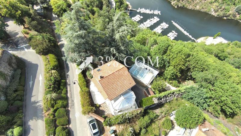 Propriété - 197 m² - 7 pièces