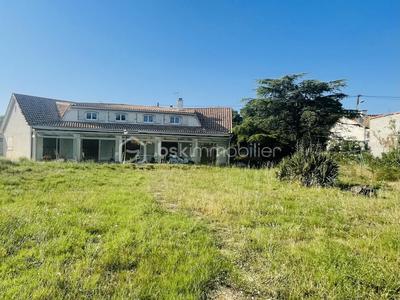 Maison traditionnelle - 259 m² - 8 pièces