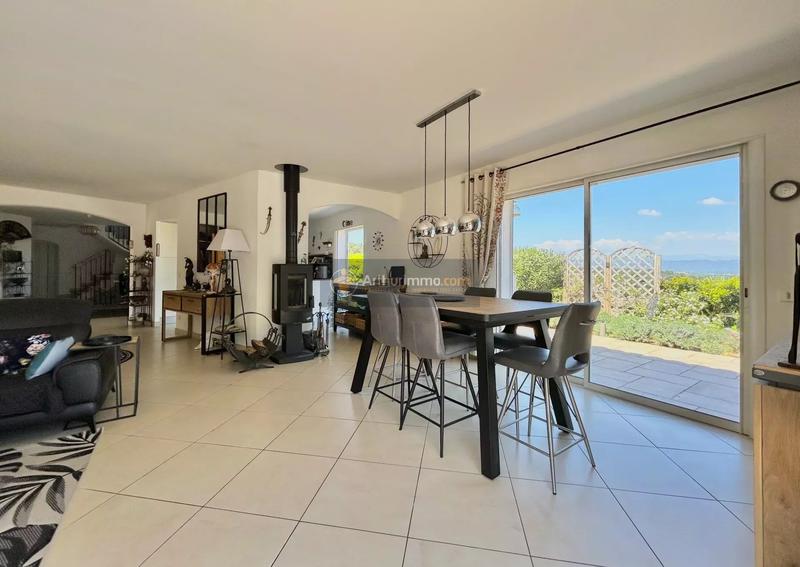 Maison - 220 m² - 6 pièces