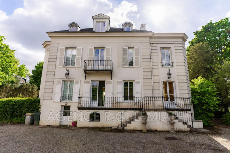 Maison - 300 m² - 12 pièces