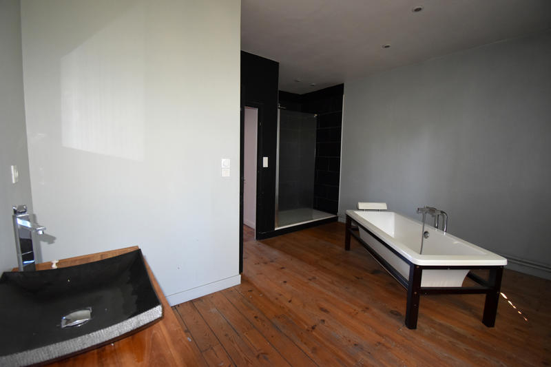 Maison - 230 m² - 8 pièces