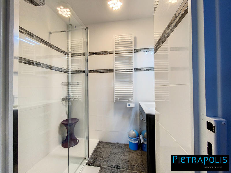 Maison - 270 m² - 8 pièces