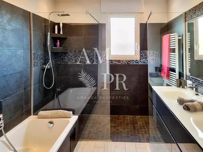 Maison - 250 m² - 6 pièces