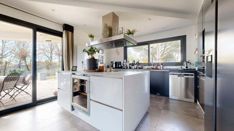 Maison - 220 m² - 5 pièces