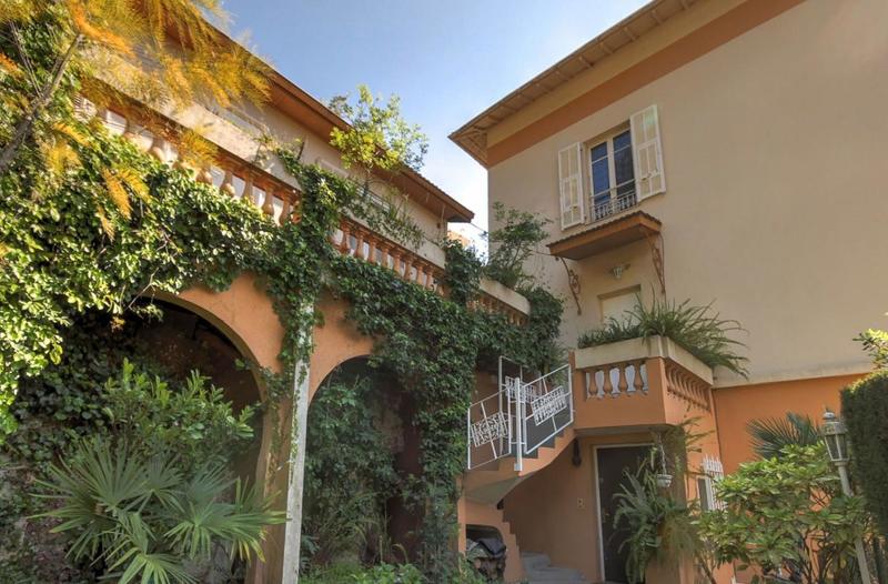 Maison - 230 m² - 8 pièces