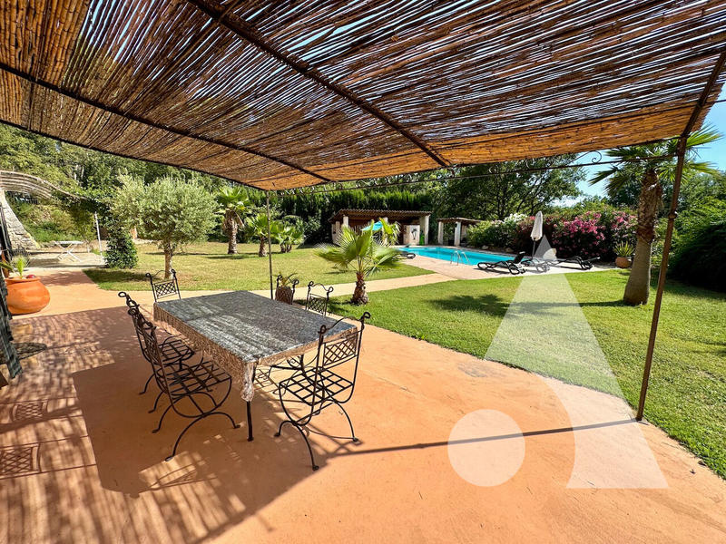 Maison - 470 m² - 17 pièces