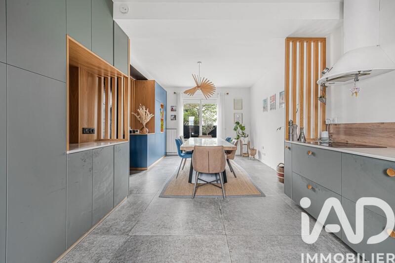 Maison - 240 m² - 8 pièces