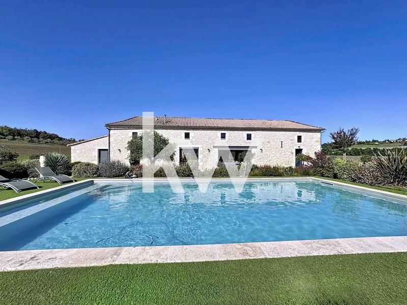 Maison - 956 m² - 10 pièces