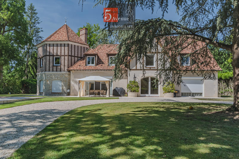 Maison - 400 m² - 12 pièces