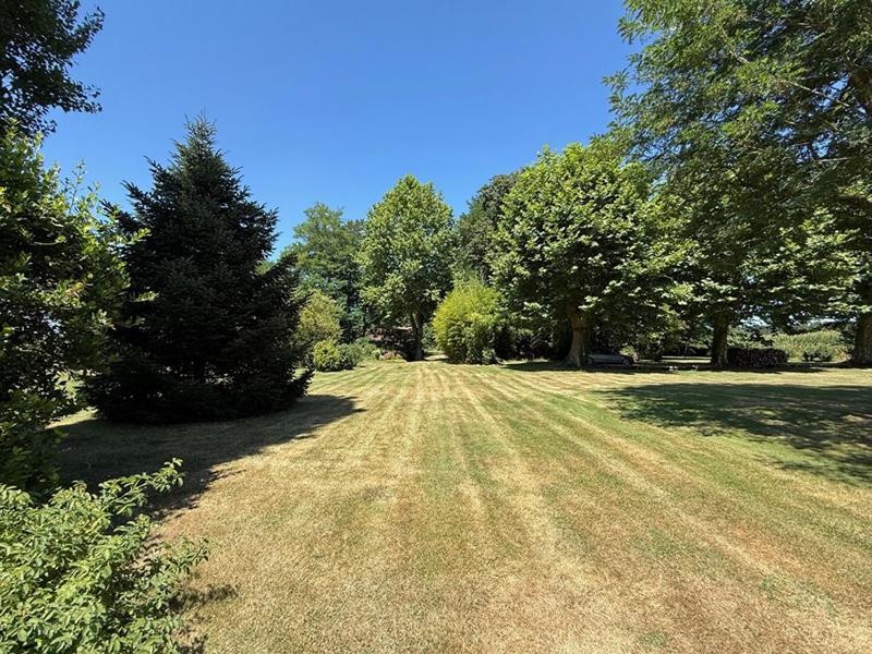 Propriété - 430 m² - 14 pièces