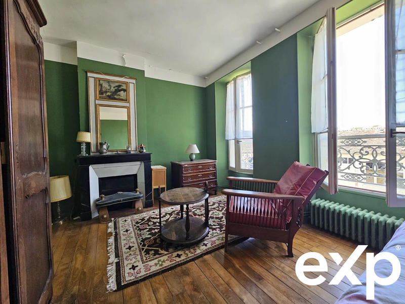 Maison - 243 m² - 9 pièces