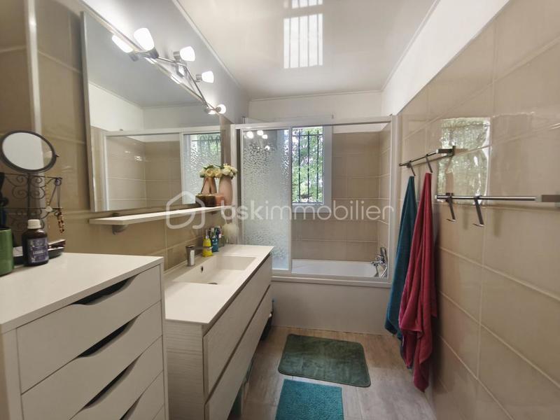 Maison - 250 m² - 8 pièces