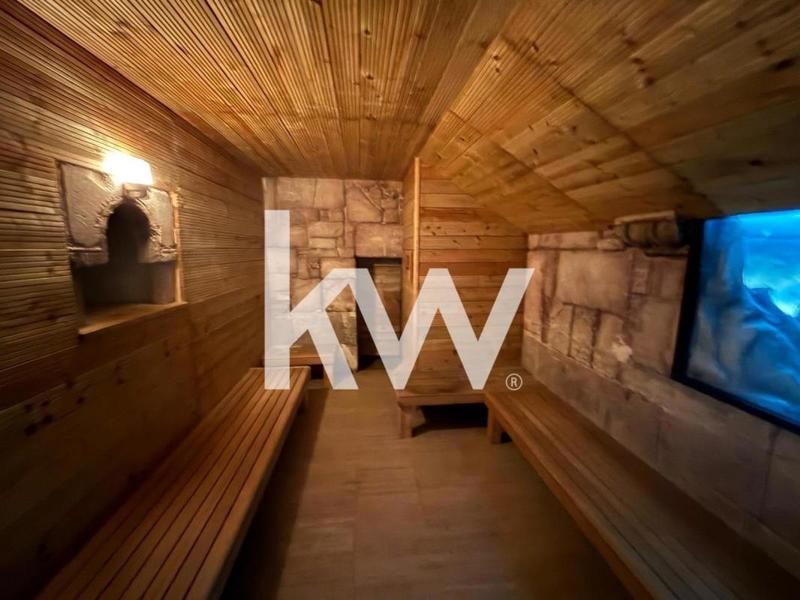 Maison - 2 400 m² - 15 pièces