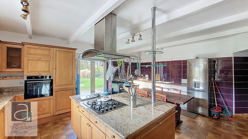 Maison - 241 m² - 7 pièces