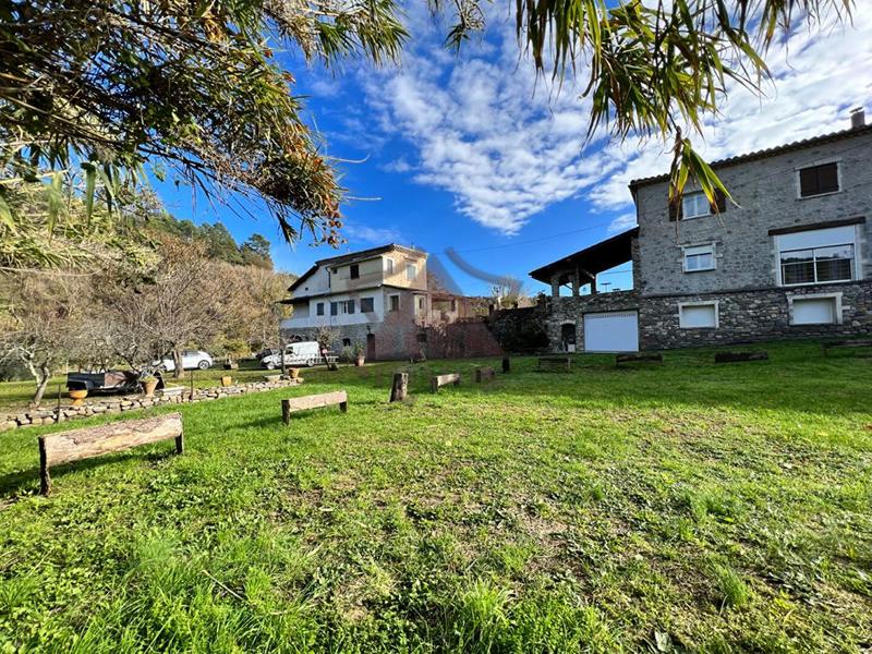 Propriété - 212 m² - 9 pièces