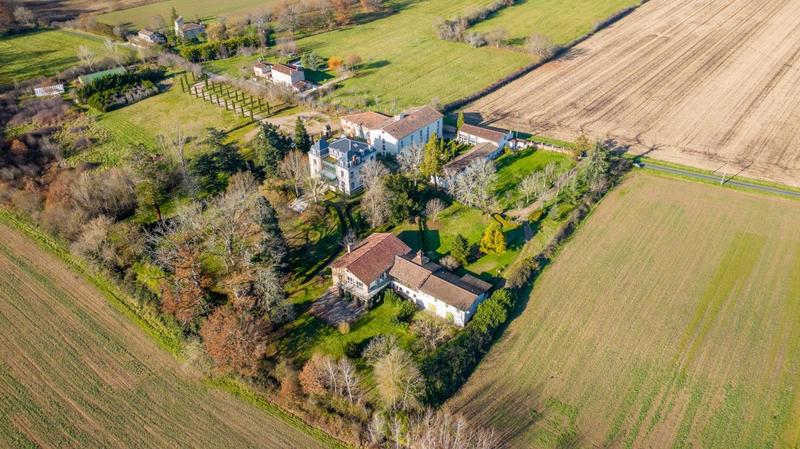 Maison - 3 512 m² - 48 pièces