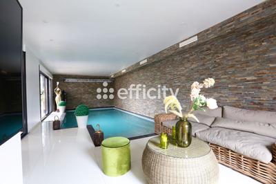 Maison - 220 m² - 7 pièces