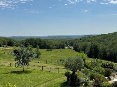 Propriété - 207 m² - 6 pièces