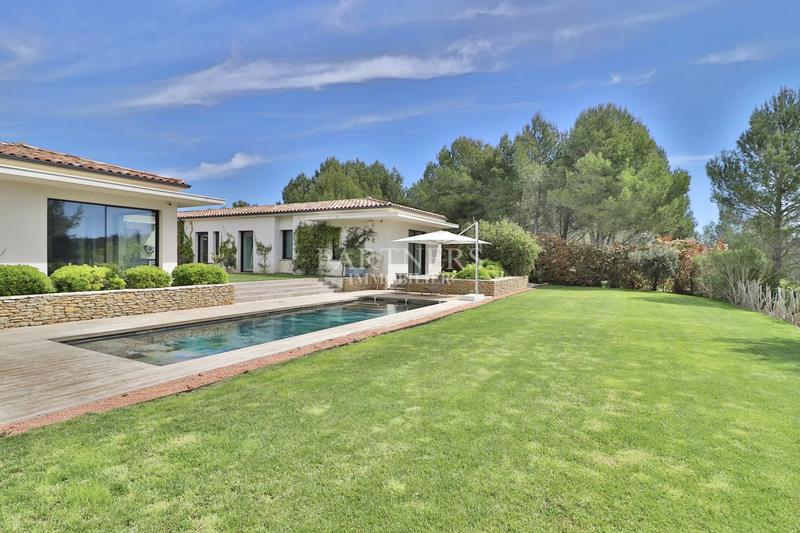 Maison - 285 m² - 8 pièces