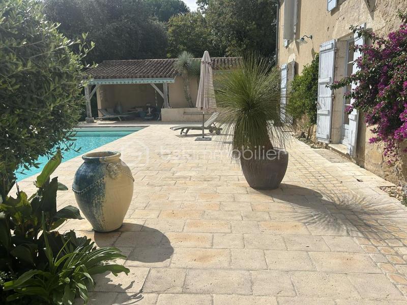 Propriété - 597 m² - 8 pièces