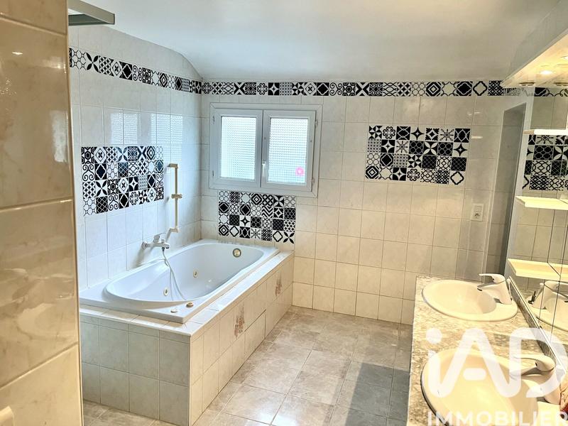 Maison - 180 m² - 8 pièces