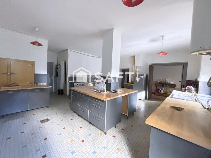 Maison - 230 m² - 14 pièces