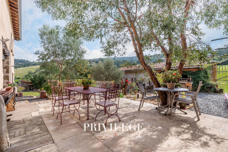 Propriété - 304 m² - 6 pièces