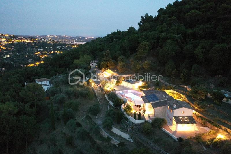 Propriété - 240 m² - 6 pièces