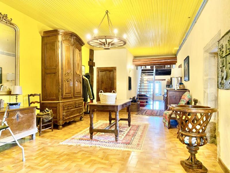 Maison - 331 m² - 9 pièces