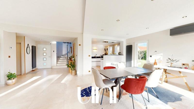 Maison - 220 m² - 6 pièces