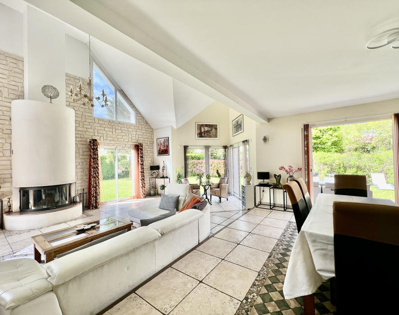 Maison - 221 m² - 8 pièces