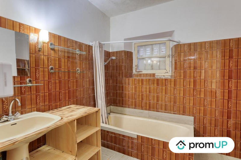 Local commercial - 1 097 m² - 22 pièces