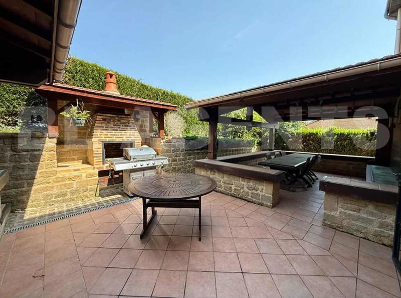 Demeure - 352 m² - 9 pièces