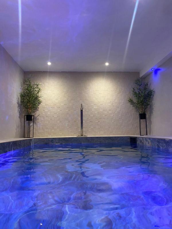 Demeure - 218 m² - 9 pièces