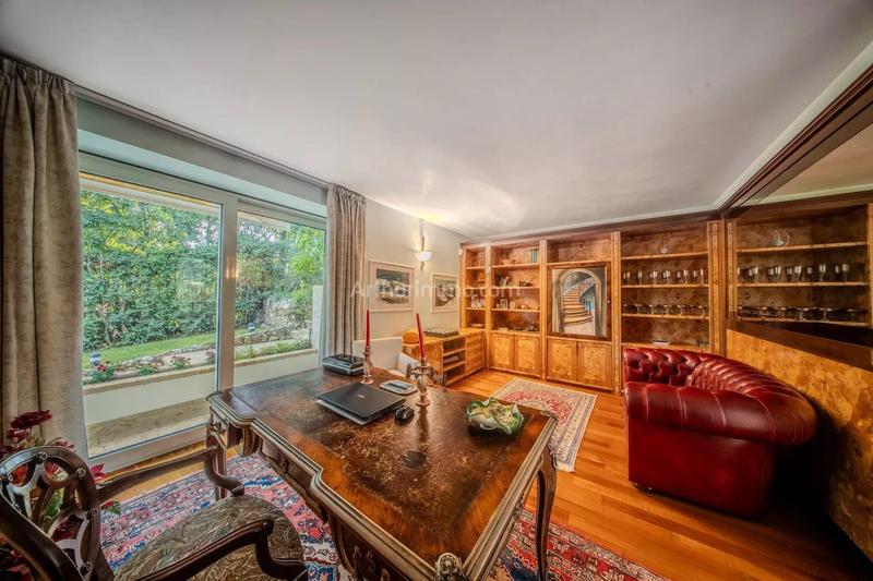 Maison - 379 m² - 8 pièces