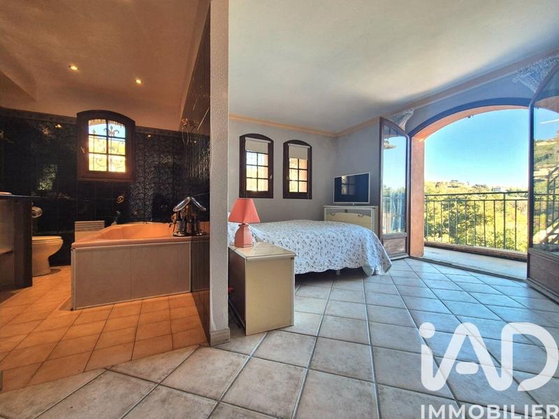 Maison - 332 m² - 10 pièces