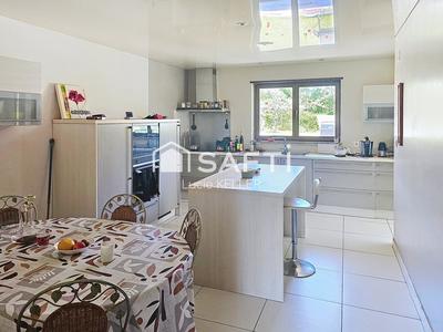 Maison - 230 m² - 7 pièces