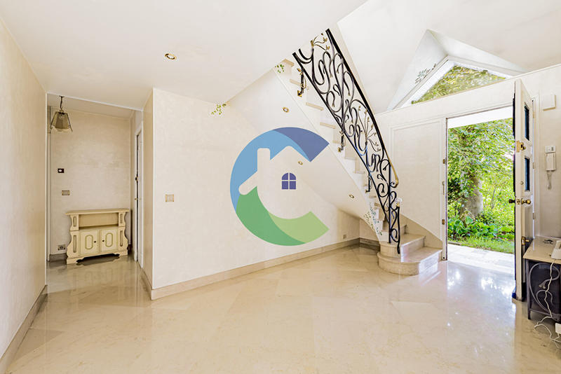 Maison - 215 m² - 8 pièces