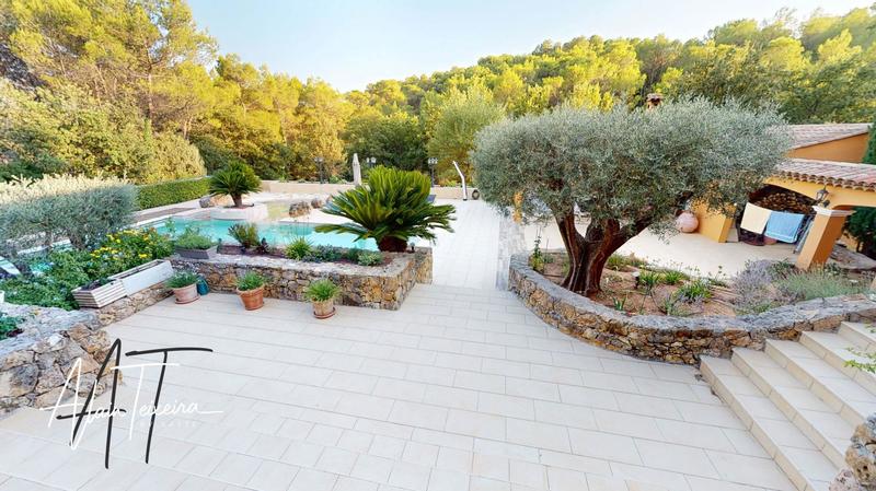 Maison - 308 m² - 8 pièces